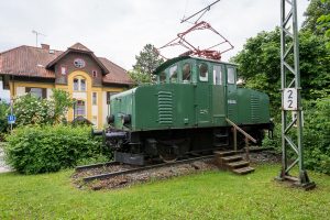 E69 04 vor dem ehemaligen LAG Bahnhof in Murnau