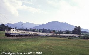 111 028-7 Passionsspielsonderzug bei Bad Kohlgrub Kurhaus am 30.06.1990